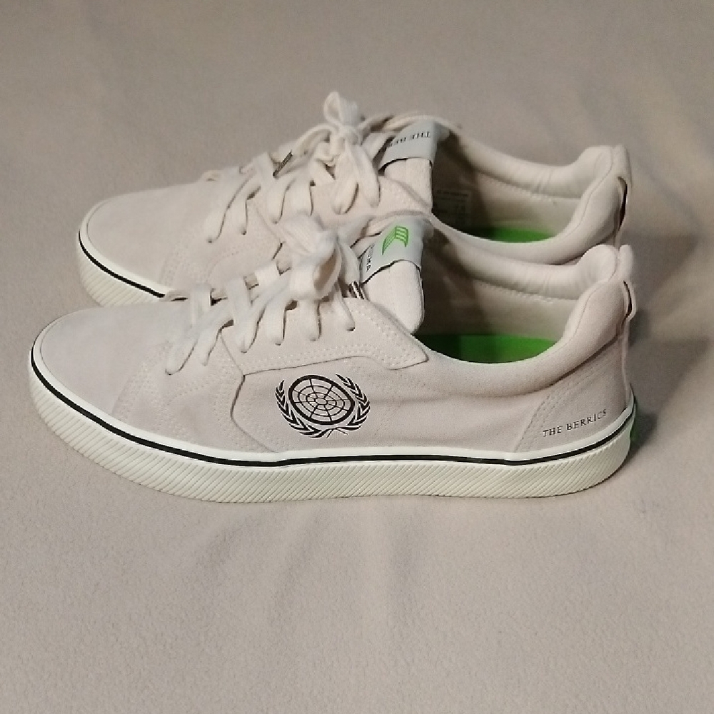 Cariuma White Sneakers Versatile Canvas Design, Excellent For Skate. - Picture 2 of 9